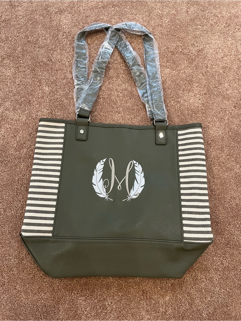 thirty-one Colorblock Tote in Olive with Wristlet Strap and Bag Charm
